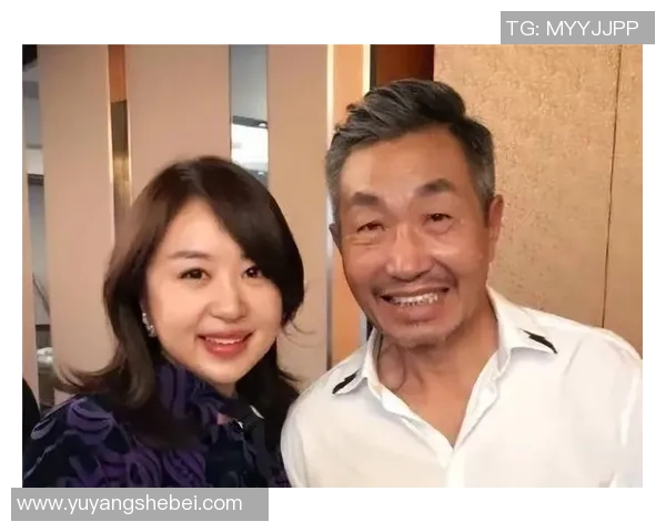 足球明星与他们的美丽女友们共同谱写的浪漫爱情故事与精彩瞬间